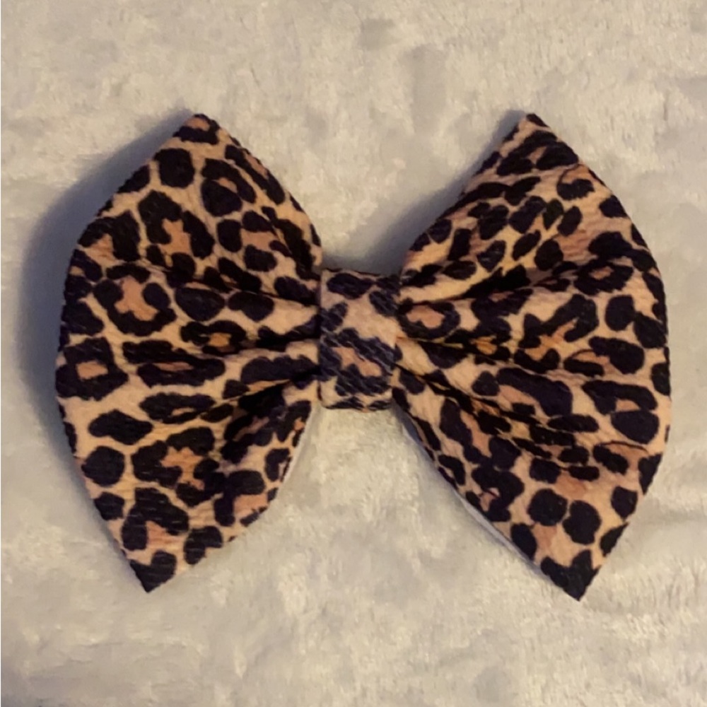Clip on bow